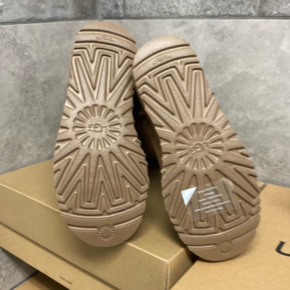 UGG BAILEY BOW TALL - Picture 4 of 5